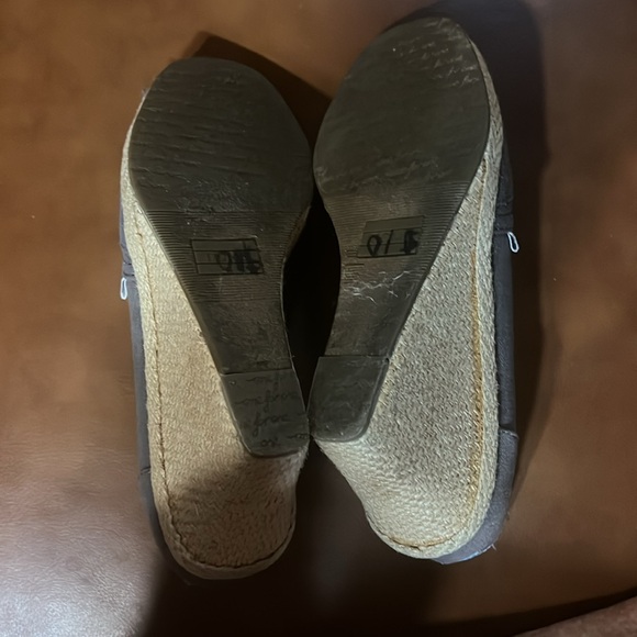 Tom’s Gray Wedge Sandals Perp Toe Size 7.5 - Picture 8 of 8